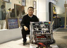 青岛学校教师代表团参观雏鹰工作室